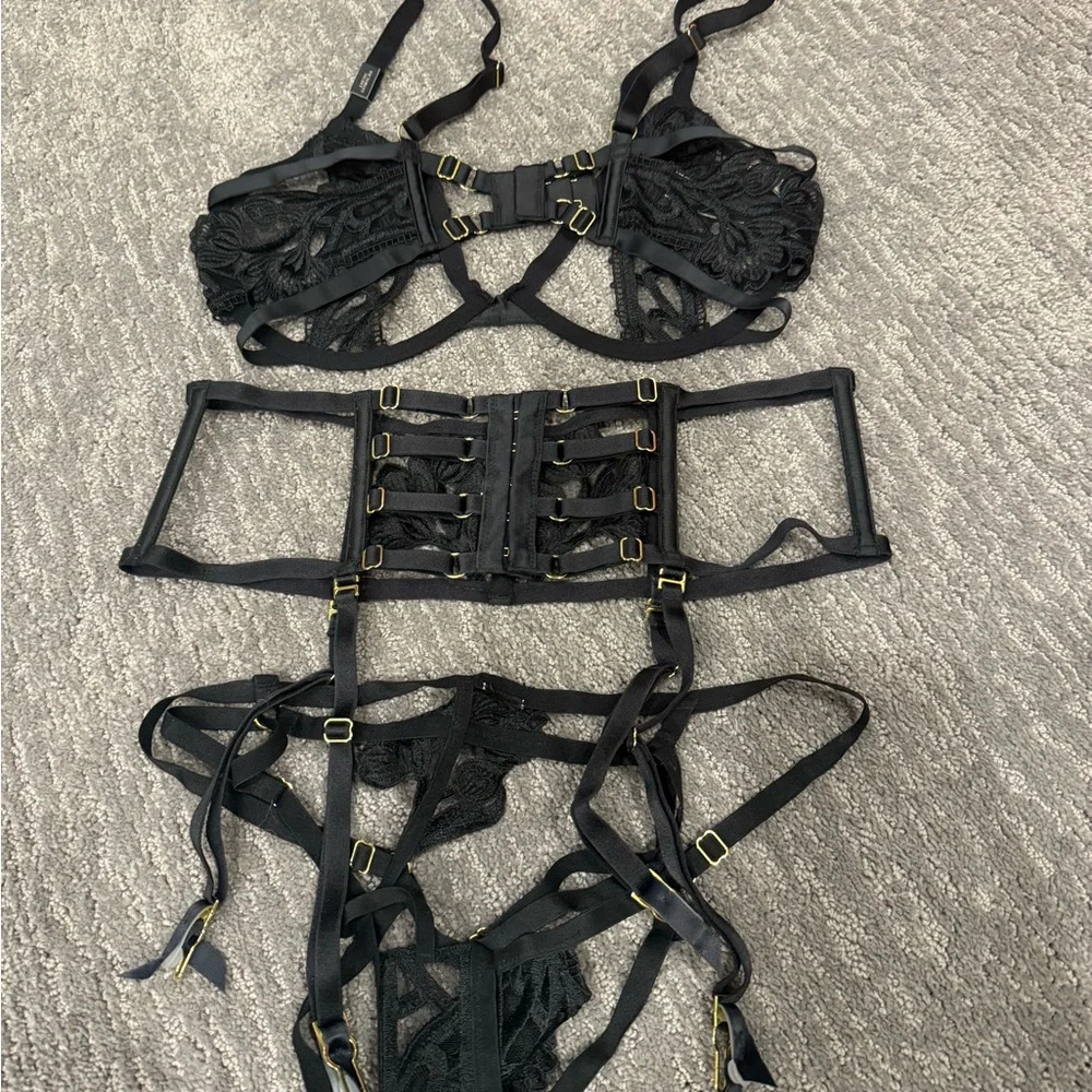 Super sexy Victoria secret lingerie 34DD bra med garter small panties.Rare set - Picture 5 of 9